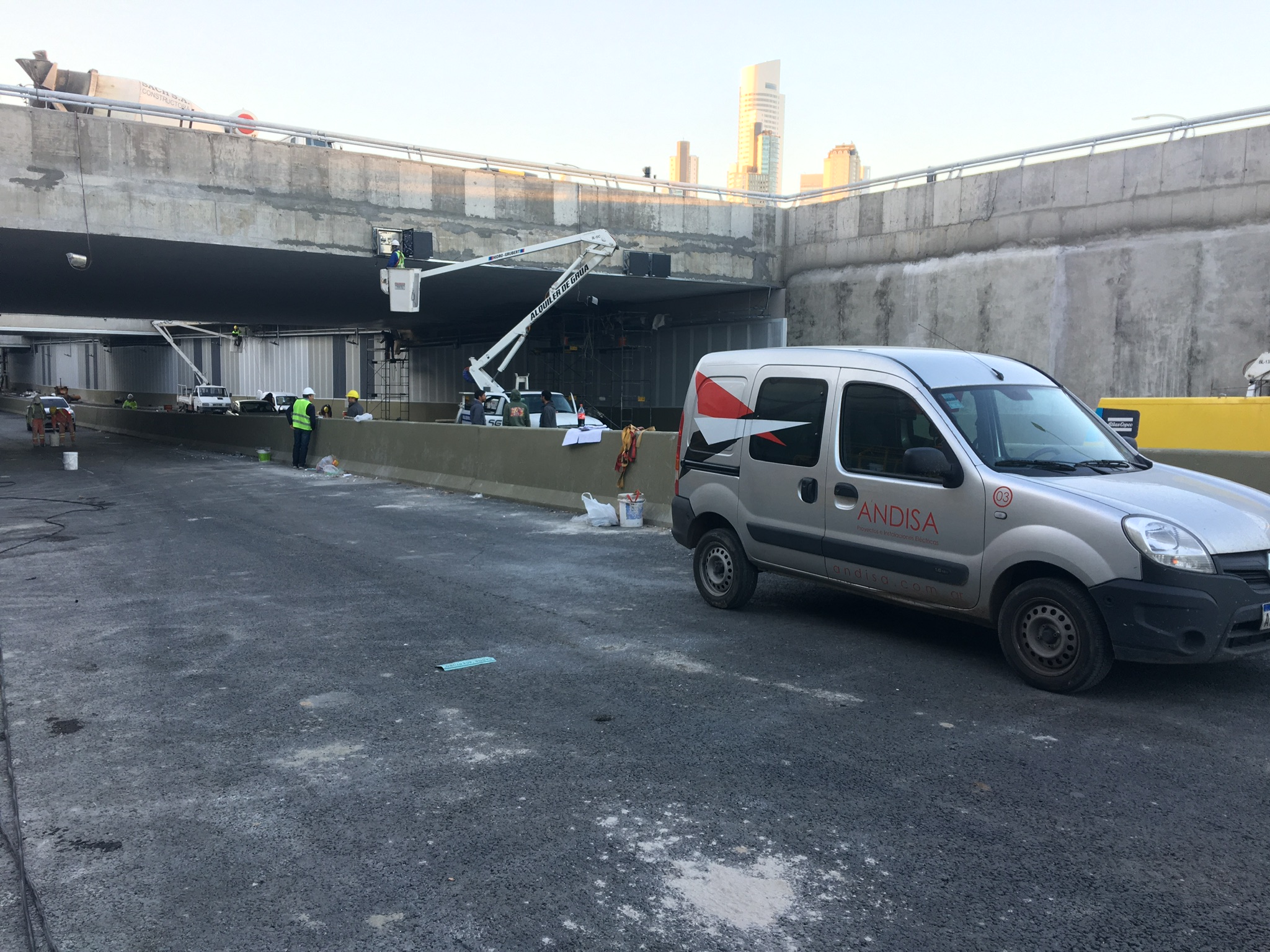 Camioneta de Andisa en obra del Paseo del Bajo durante la ejecución de la instalación eléctrica.