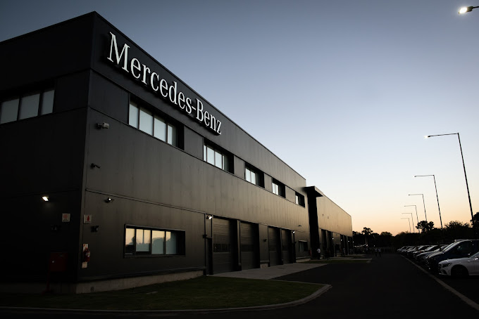 Edificio del Global Training Center de Mercedes-Benz en Tortuguitas, al atardecer.