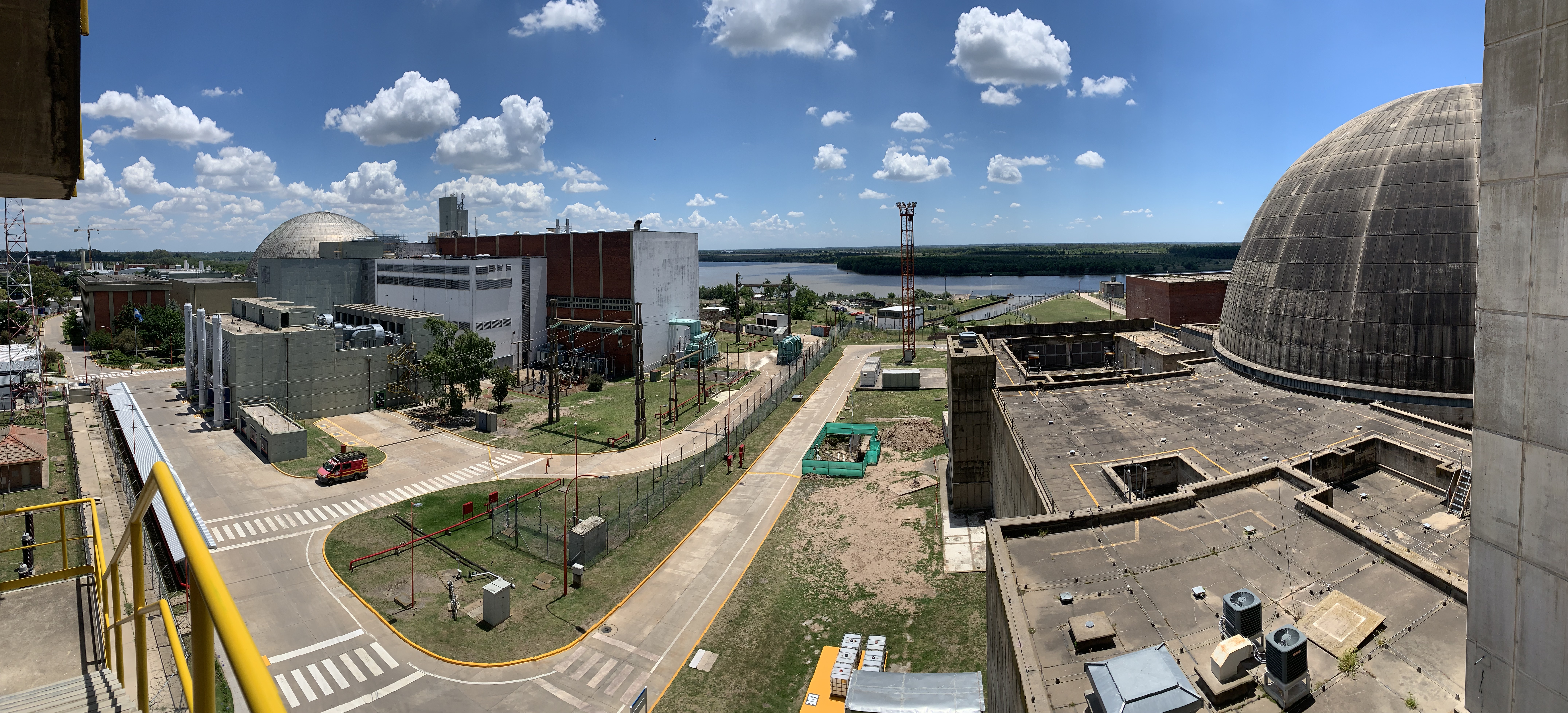 Vista aérea de la Central Nuclear Atucha II sobre el Río Paraná.