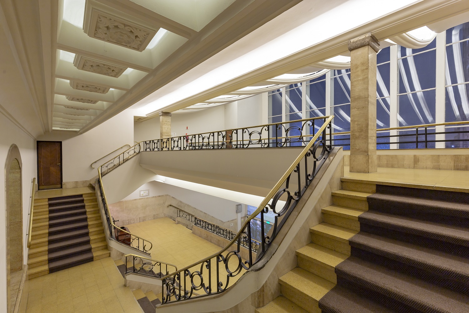 Hall y escalera principal del Teatro Gran Rivadavia tras la puesta en valor.
